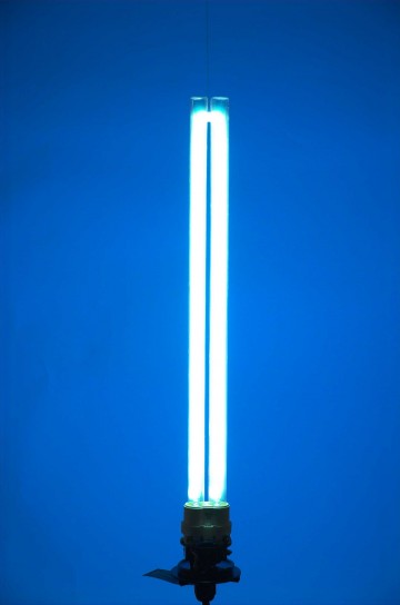 Speziell für den Teich gibt es die UV-Lampe oder UV-C-Lampe, die viele schädliche Organismen durch ultraviolettes Licht abtötet.